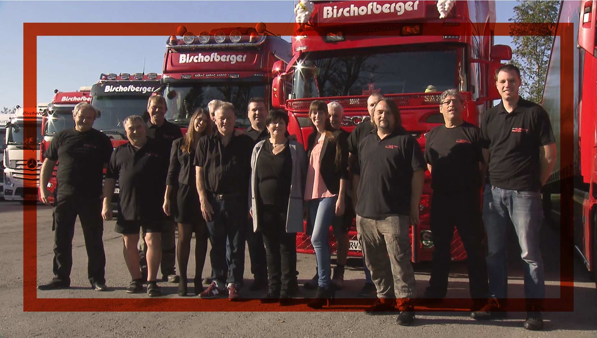 Teamfoto vor mehrern LKWs